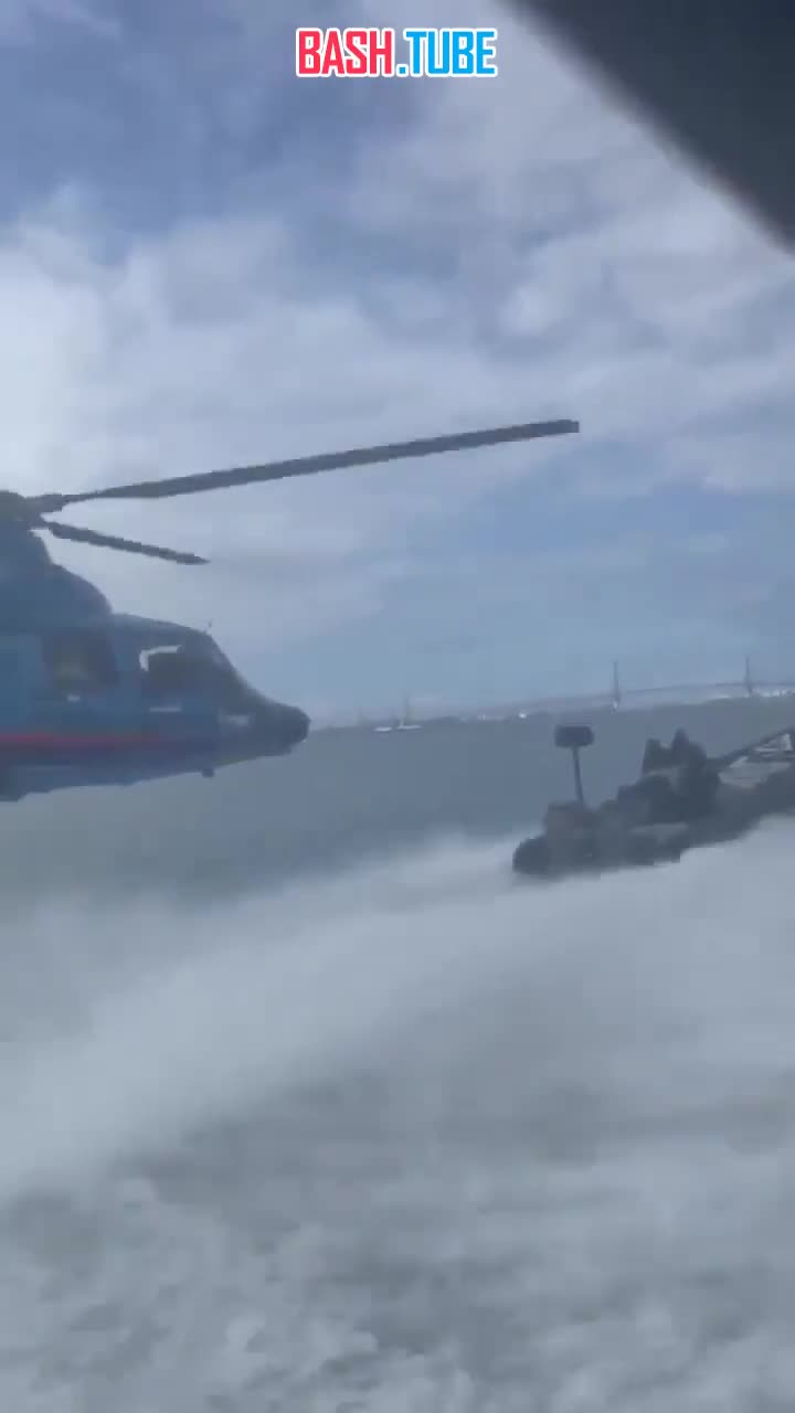  Сотрудники испанской таможенной службы и налогового агентства устроили скоростную погоню на вертолете у берегов Кадиса