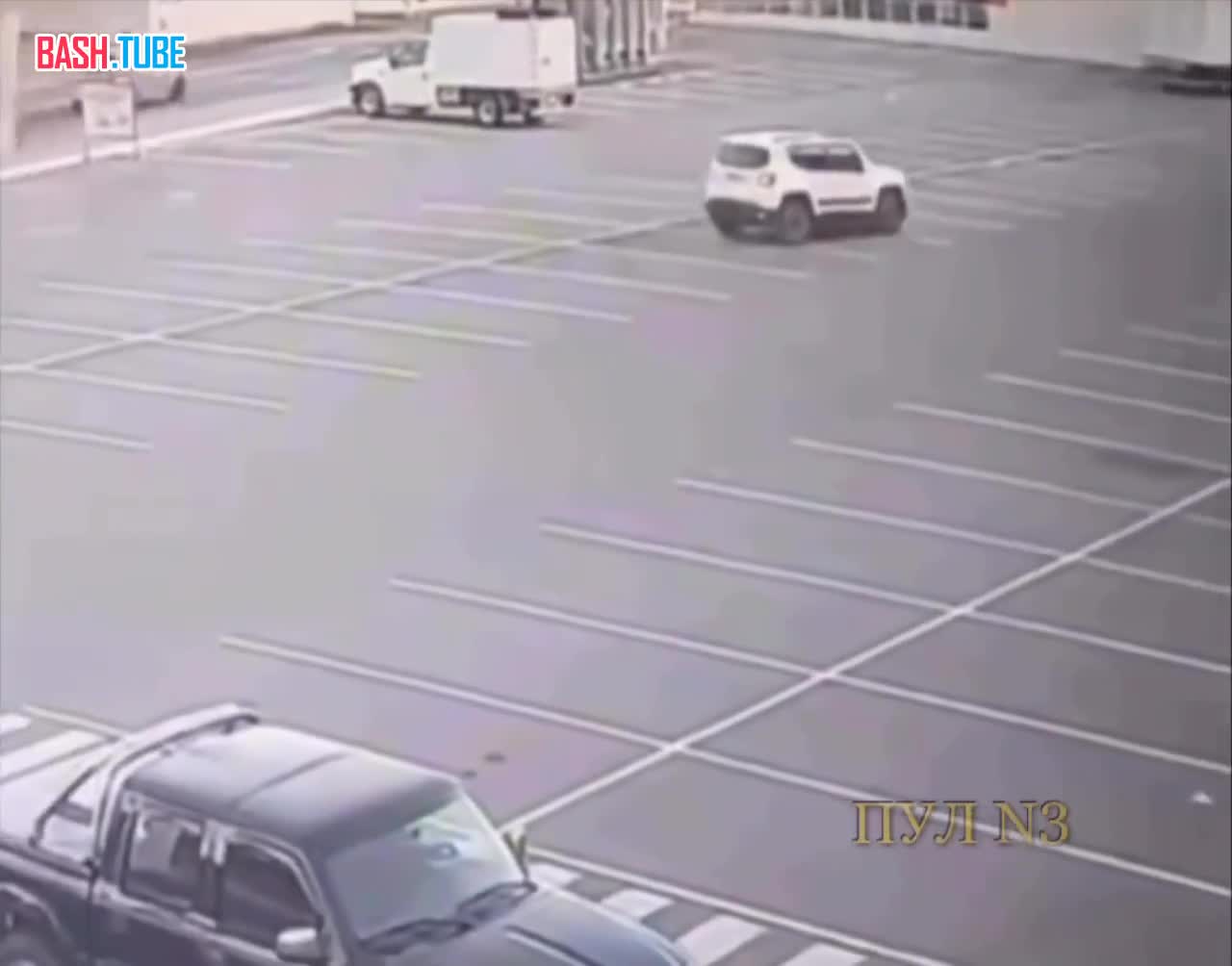  В США на «небольшой» парковке автомобиль наехал на мотоциклиста – чудом все выжили