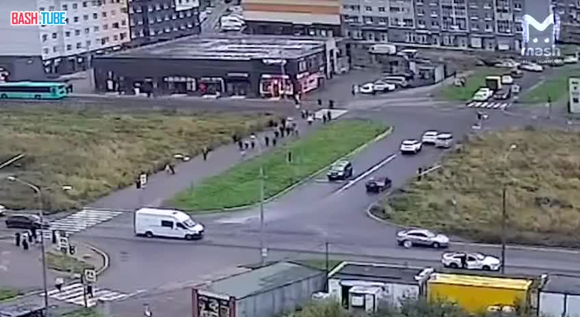  Легковушка на скорости снесла прохожих на Муринской дороге в районе ЖК «Цветной город» - момент на видео