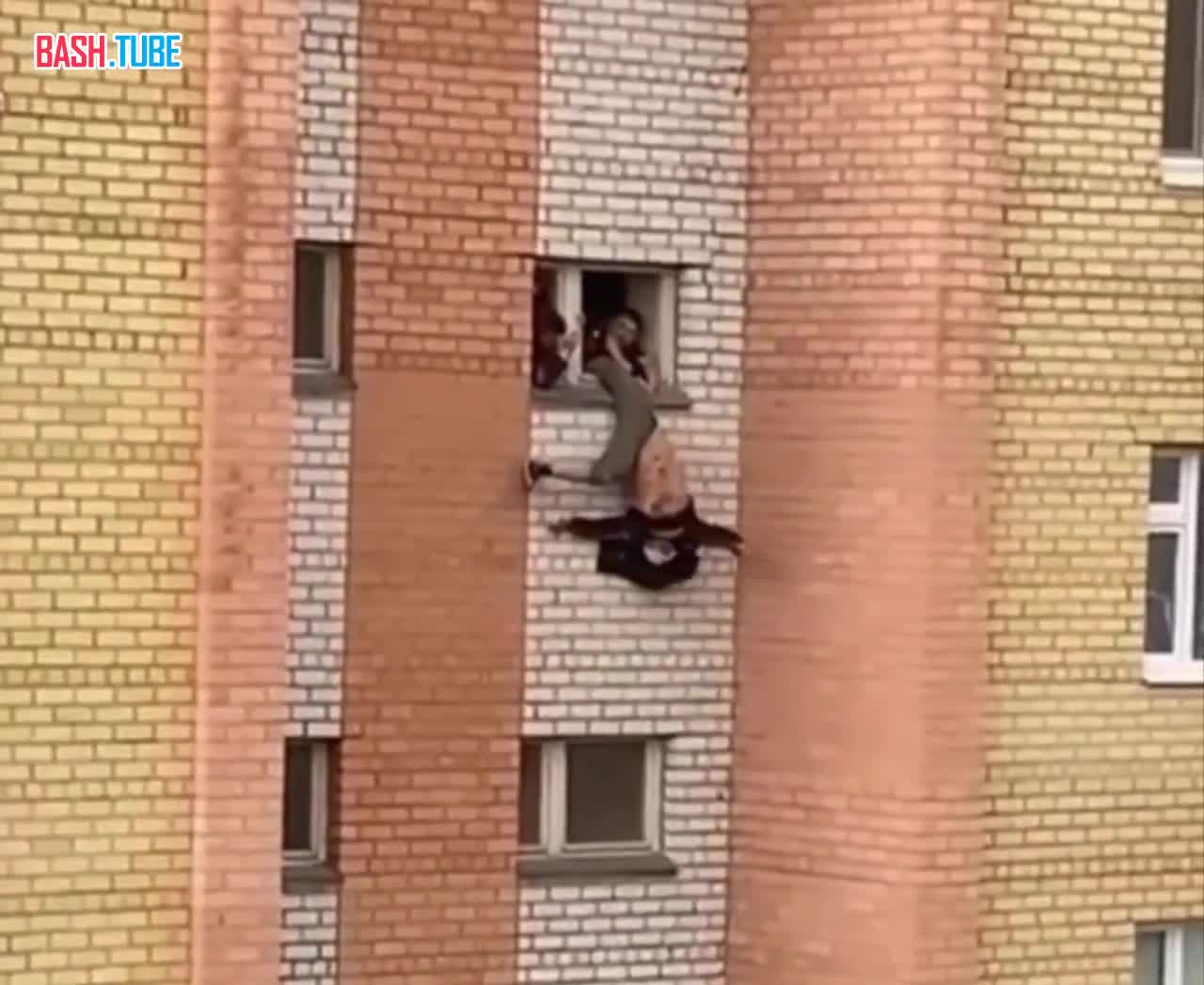  В Сургуте полицейские спасли мужчину, едва не сорвавшегося из окна пятого этажа