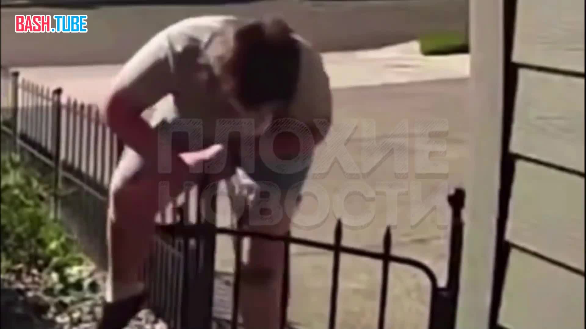  В США толстая девушка хотела перелезть через высокую ограду и напоролась на острую пику: пришлось вызывать спасателей