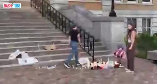  Молодые леваки в США продолжают разрушать мемориалы павшему от руки убийцы Чарли Кирку - видео из штата Арканзас