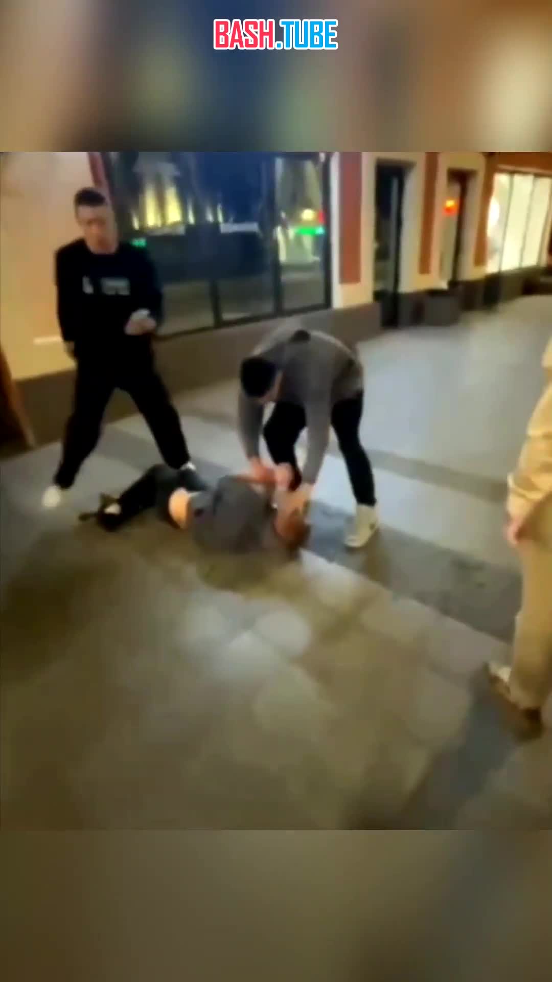  В Воронеже троих парней отправили в нокаут после косого взгляда