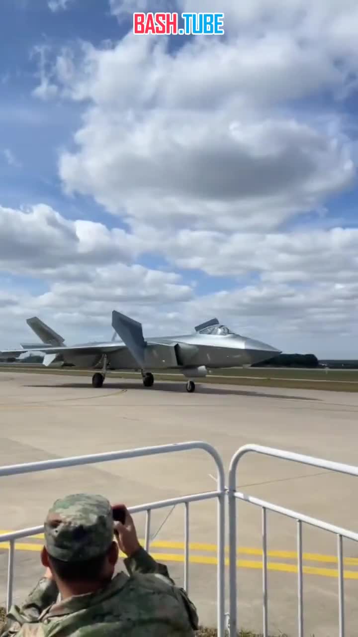  Строевой истребитель пятого поколения J-20A ВВС Китая на авиашоу в Чанчуне