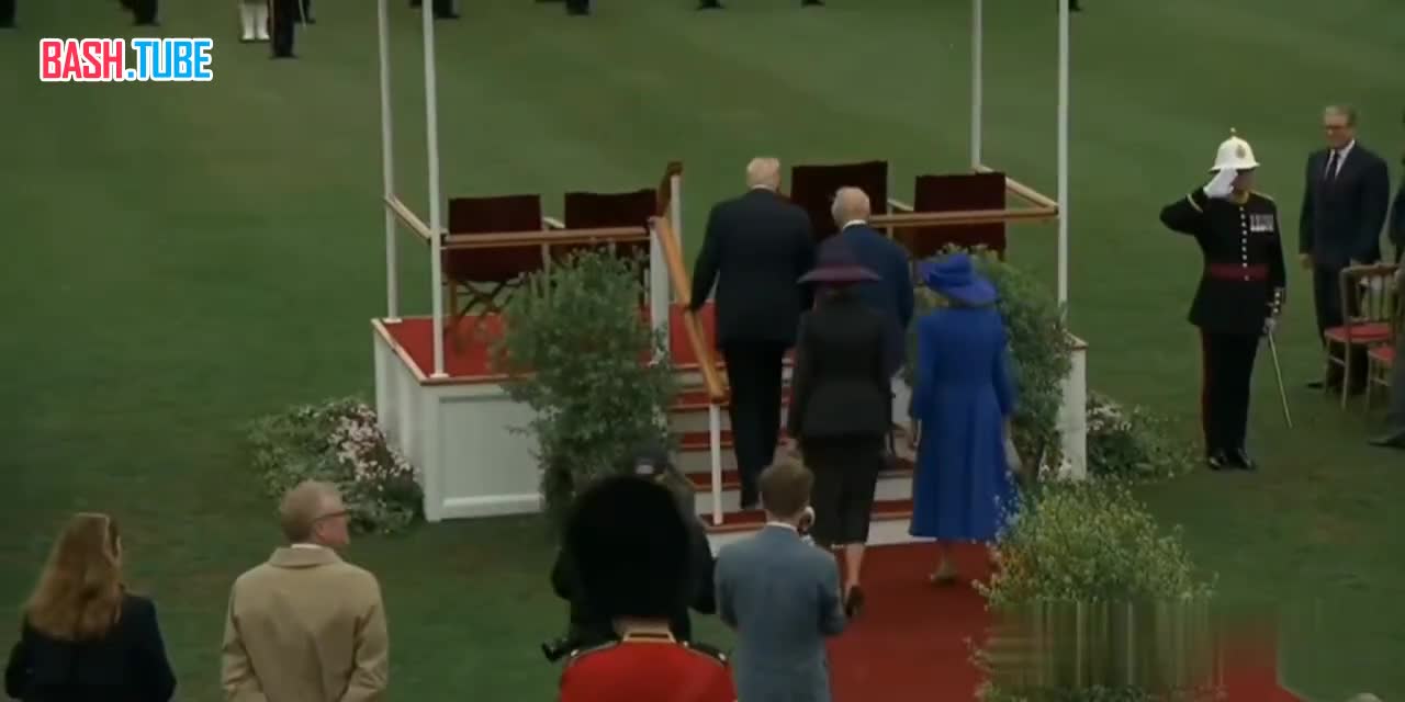  Трамп в ходе посещения Виндзора похлопал по спине короля Чарльза III