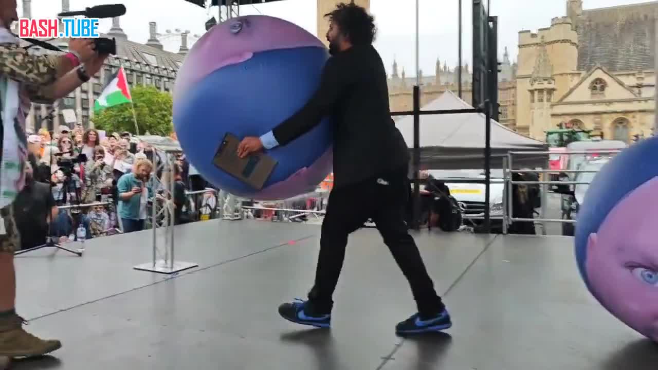  Палестинские флаги и воздушные шары с изображением Джей Ди Вэнса в Лондоне во время визита Трампа в Великобританию