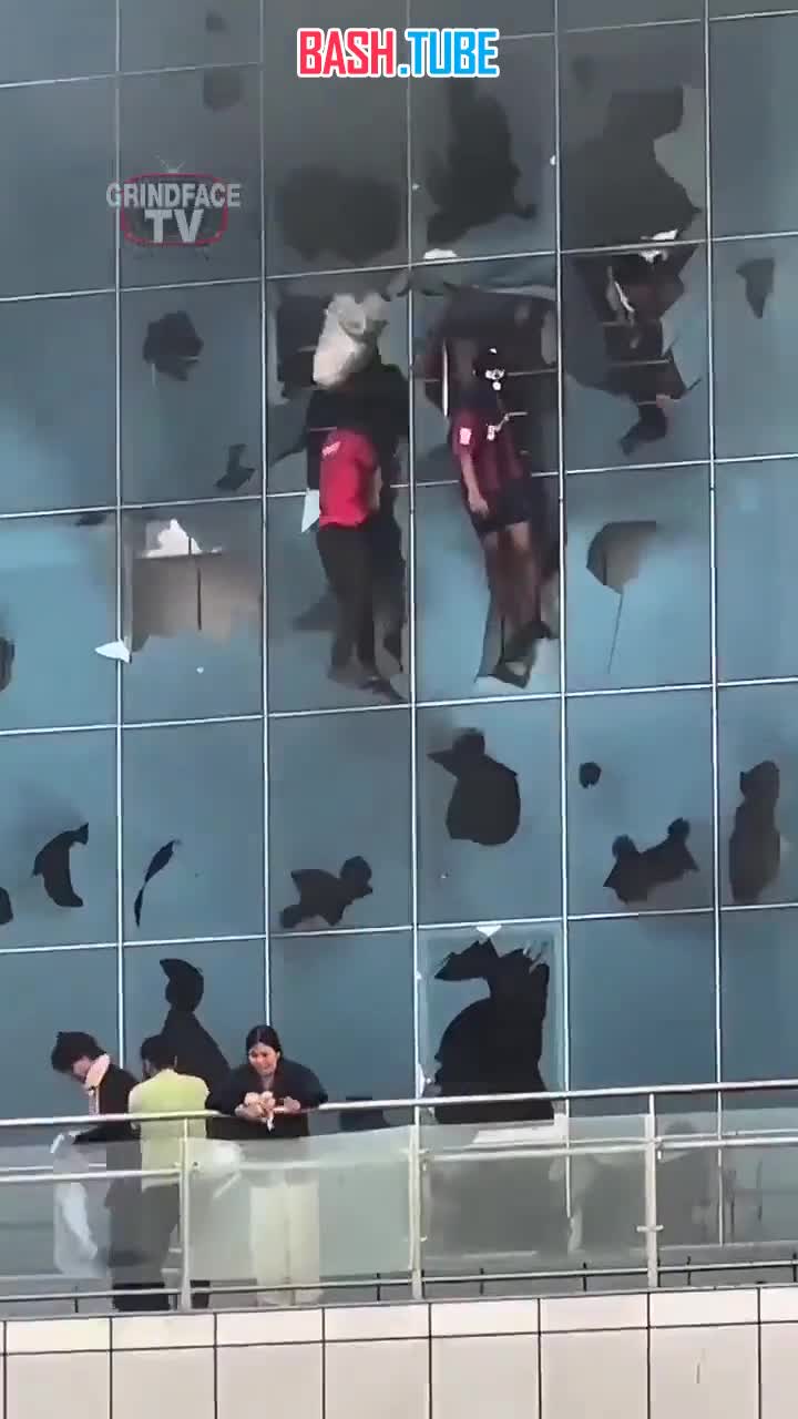  Кадры, как во время недавних беспорядков в Непале, люди пытались спастись из горящего торгового центра