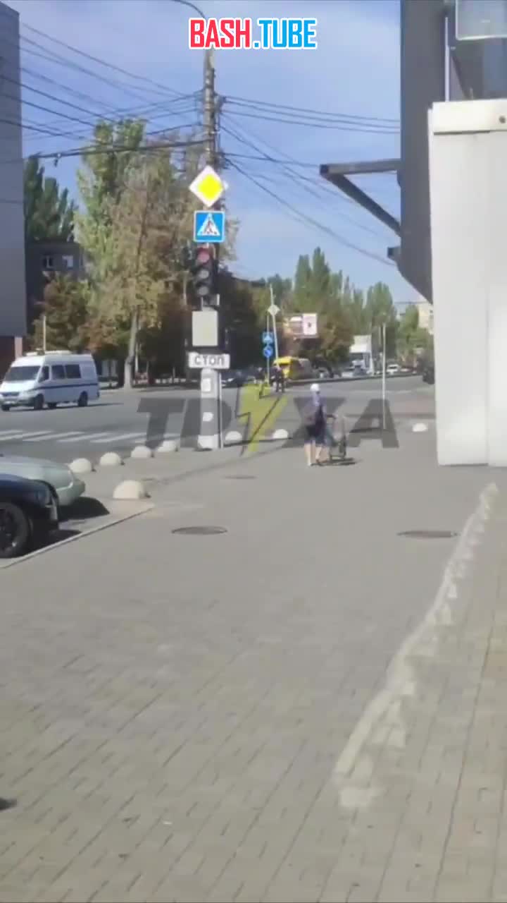  Мужчина эффектно улизнул от сотрудников ТЦК в Запорожье и попал на видео