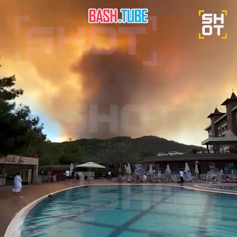  Мощный лесной пожар в пригороде Алании приближается к отелям, где отдыхают российские туристы