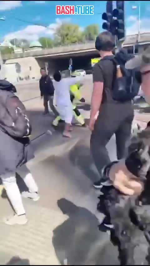  В Швеции мигрант не придумал ничего лучше как исполнить религиозный обряд прямо на трамвайных путях