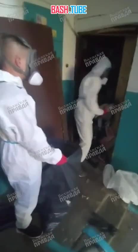  В Волжском женщина была вынуждена переехать в подъезд: её квартира оказалась полностью завалена мусором