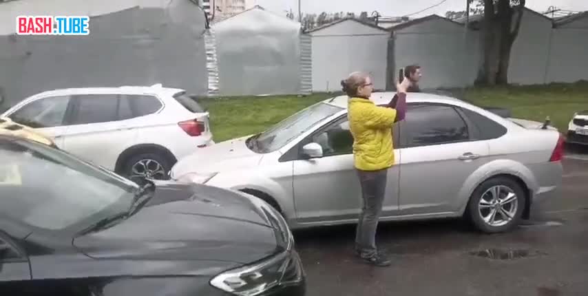  В Петербурге автоледи не уступила дорогу реанимации, потому что ей лень было сдавать назад