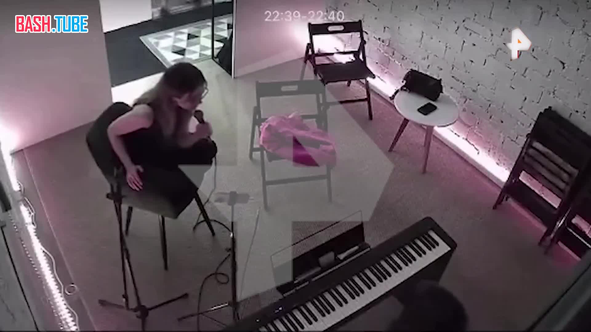  «Орёшь, кобыла!»: разъярённый мужчина, громя всё вокруг, сорвал урок по вокалу в нежилом доме в Петербурге