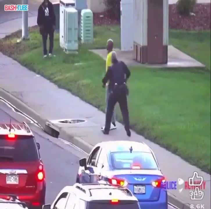  В США коп сначала ударил по лицу негра, а затем и застрелил его