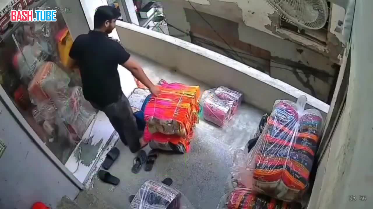  Рабочий в Индии погиб, сорвавшись с балкона из-за потери равновесия