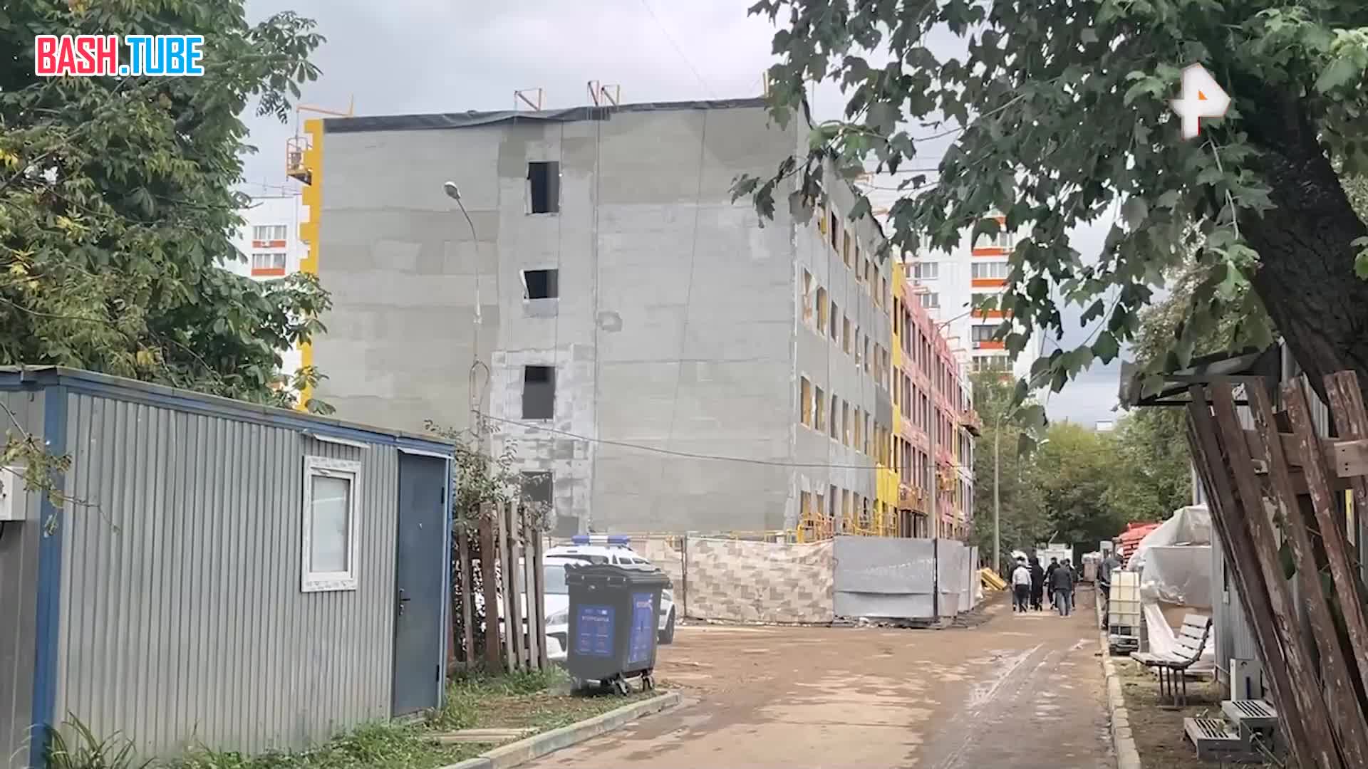  Шесть человек могут находиться под завалами в школе в Москве, сообщил РЕН ТВ