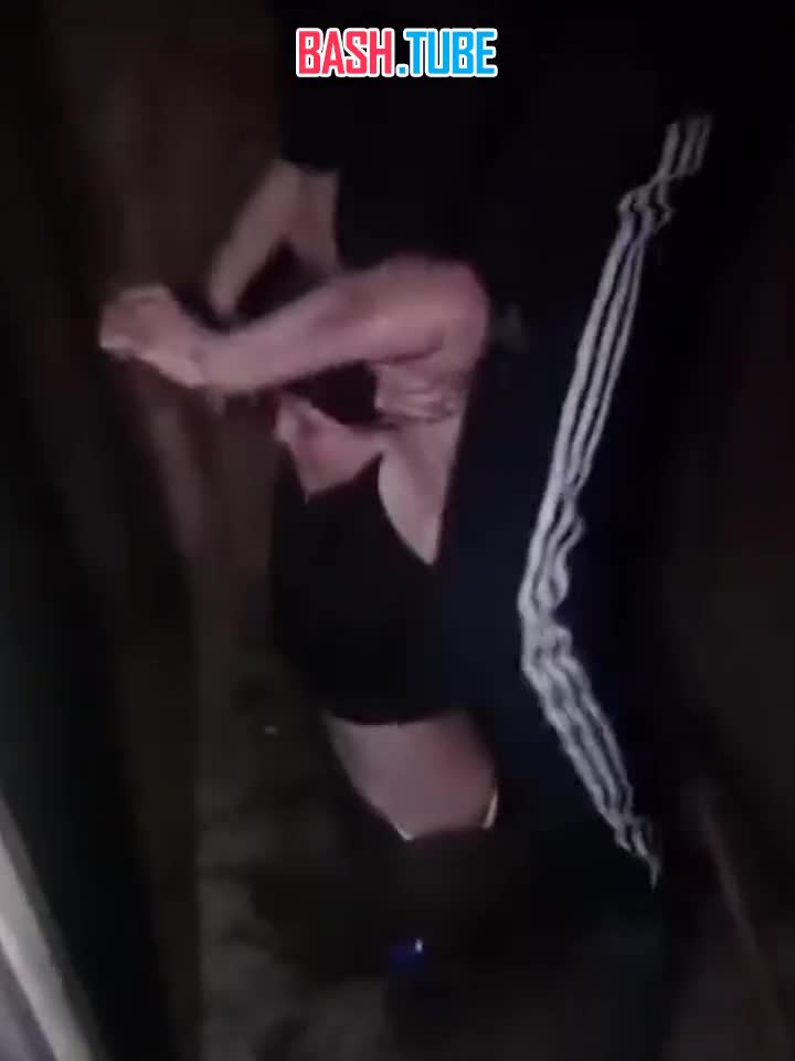  В Украине девушка листала рилсики в уличном туалете и в какой-то момент провалилась в яму с говном