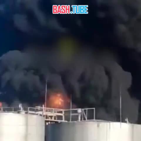  Мощнейший пожар начался на украинской нефтебазе. Удар наносится по Черниговской области