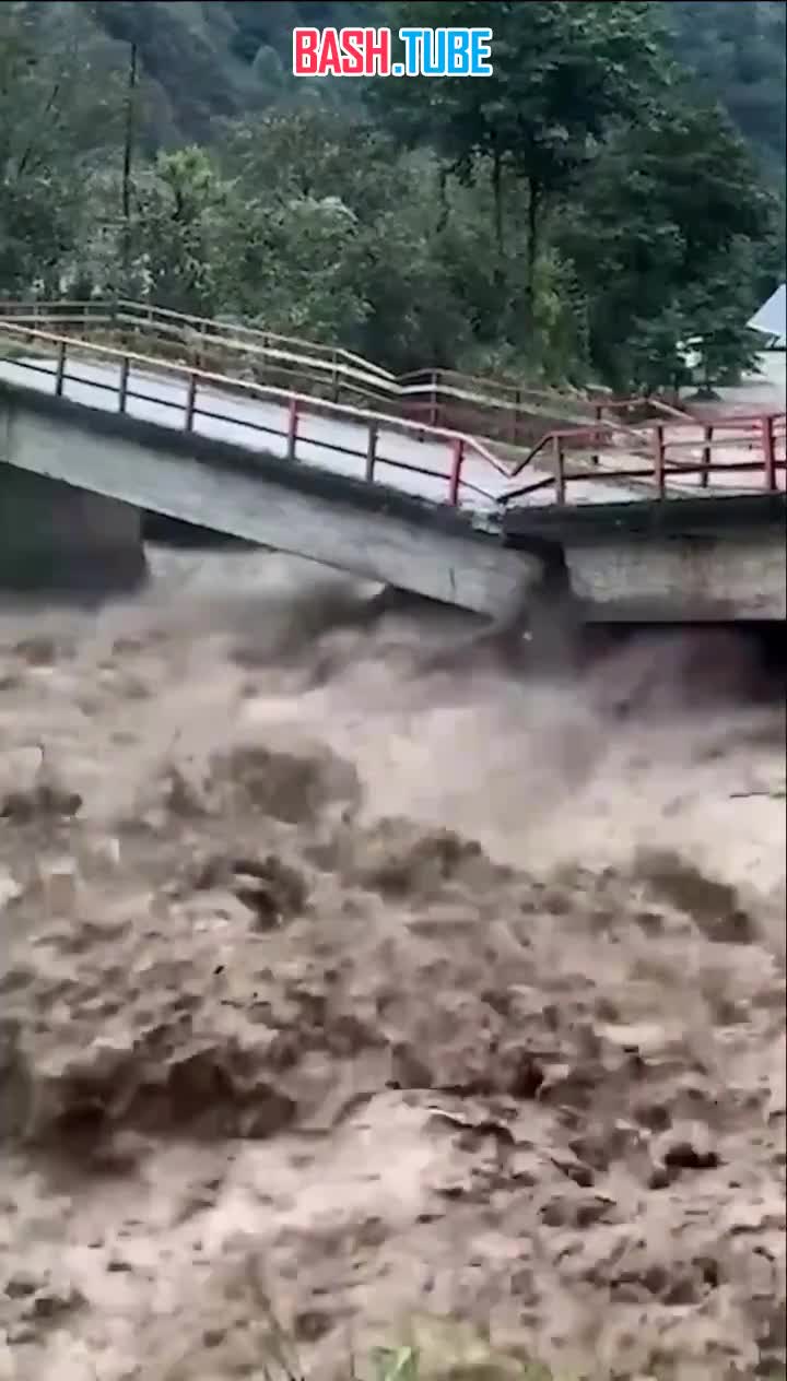  Мост обрушился из-за сильных дождей в северо-восточной Турции, - Hurriyet