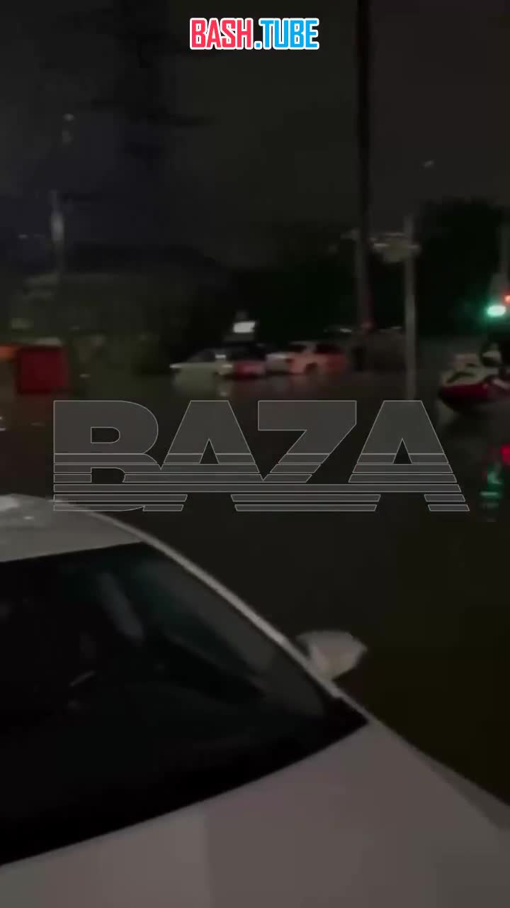  Местные жители быстро приспособились к потопу на улицах в Махачкале