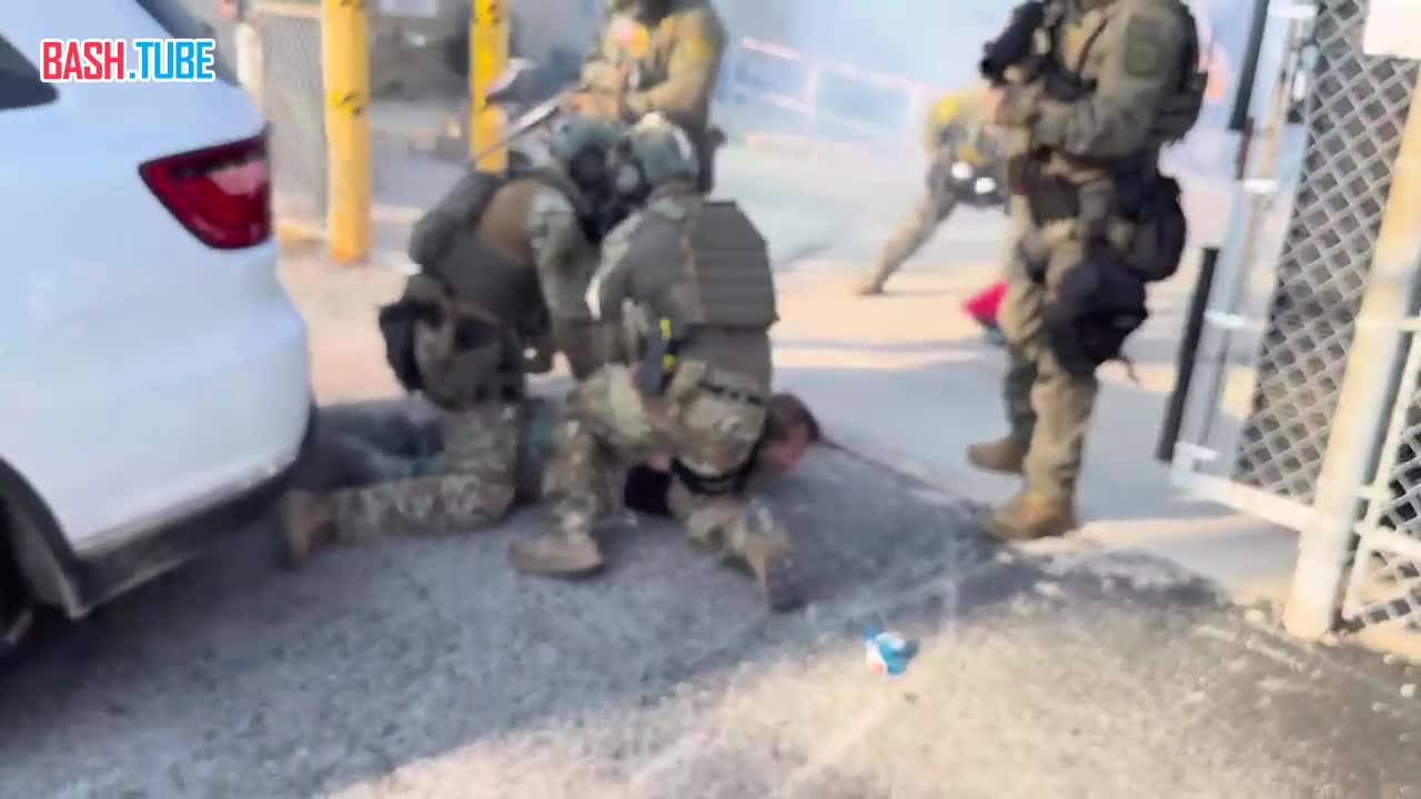  Обстановка у штаба миграционной службы (ICE) под Чикаго