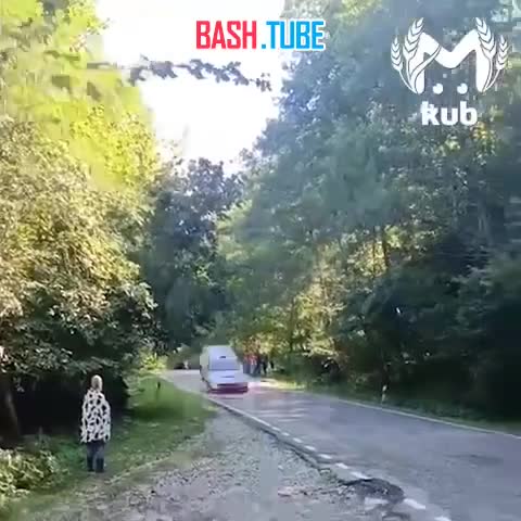  Гоночное авто залетело во двор частного дома в Лазаревском районе