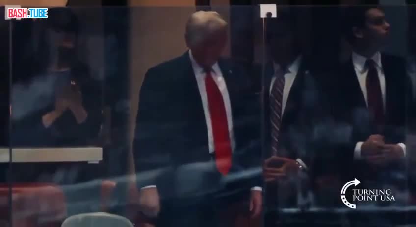  Трамп сидит за пуленепробиваемым стеклом на стадионе State Farm, где проходит церемония прощания с Чарли Кирком