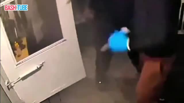  В Алабаме 11-летний школьник остался один дома и уже собирался ложиться спать, как вдруг услышал громкие удары в дверь