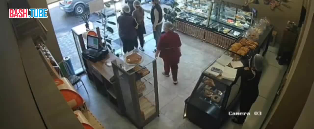  В азербайджанском городе Гянджа корова атаковала стеклянную дверь магазина, а затем подняла на рога нескольких сотрудников