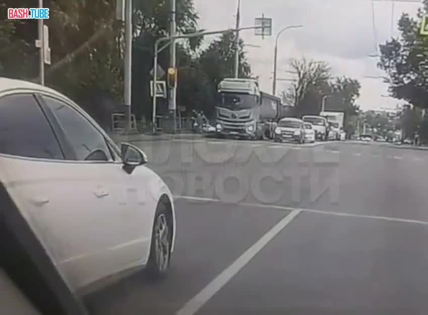  В Тамбове пенсионерка попала в слепую зону фуры и была раздавлена: голова несчастной лопнула, а мозги размазались по дороге