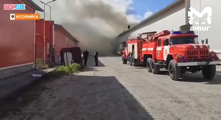  Склад хозтоваров вспыхнул в Приморье. В огне 1200 квадратов