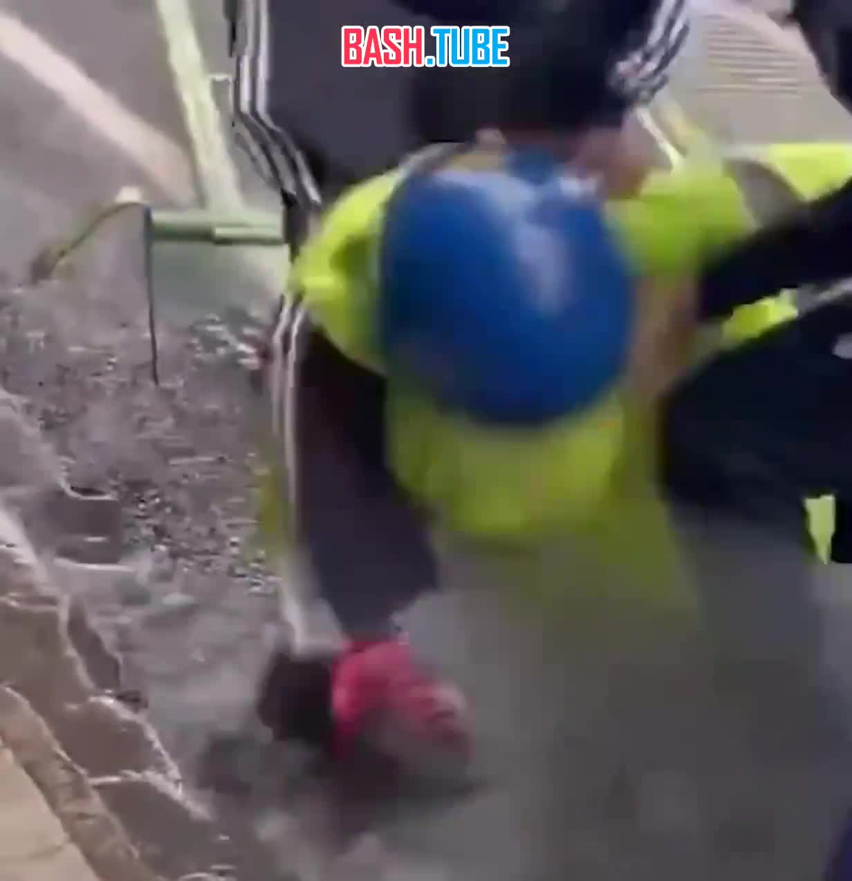  Из-за громкого коррупционного скандала тысячи протестующих вышли на улицы и начали громить правительственные здания