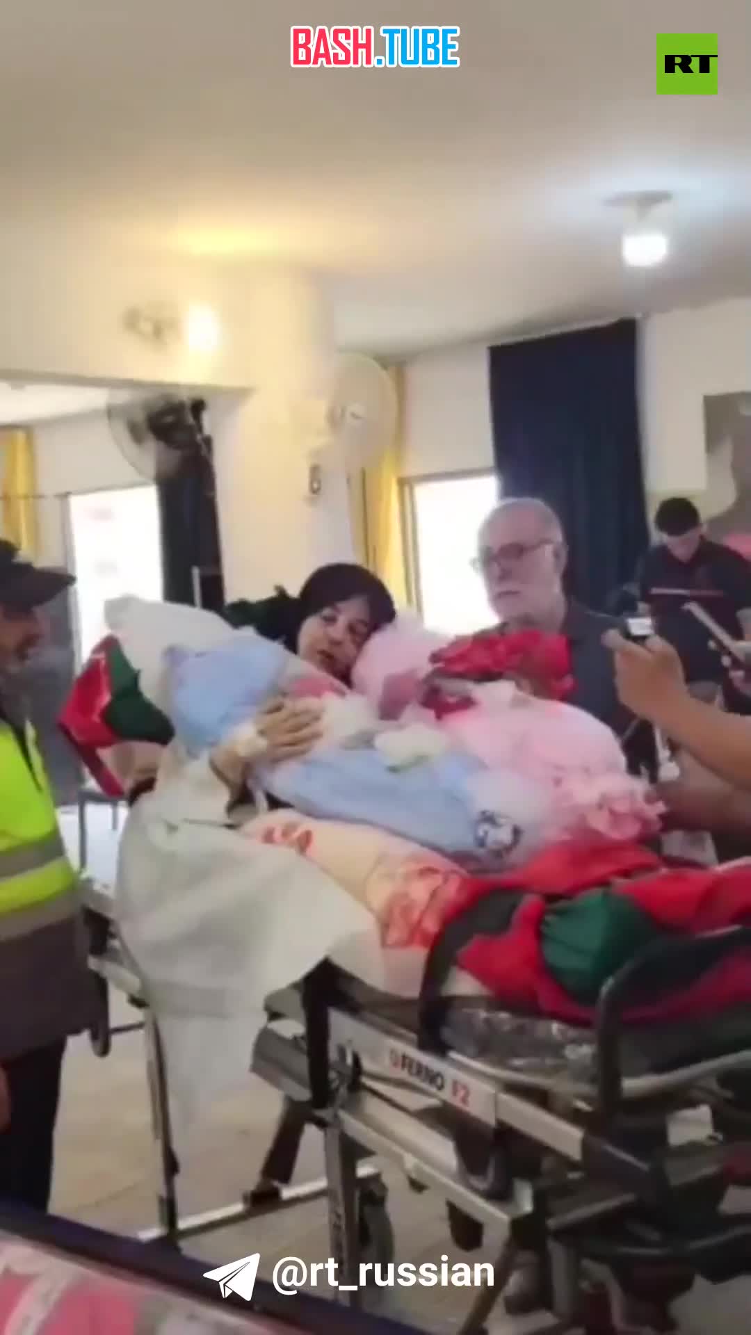  Душераздирающее видео: раненая мать прощается с тремя детьми, погибшими в результате израильского удара по Ливану