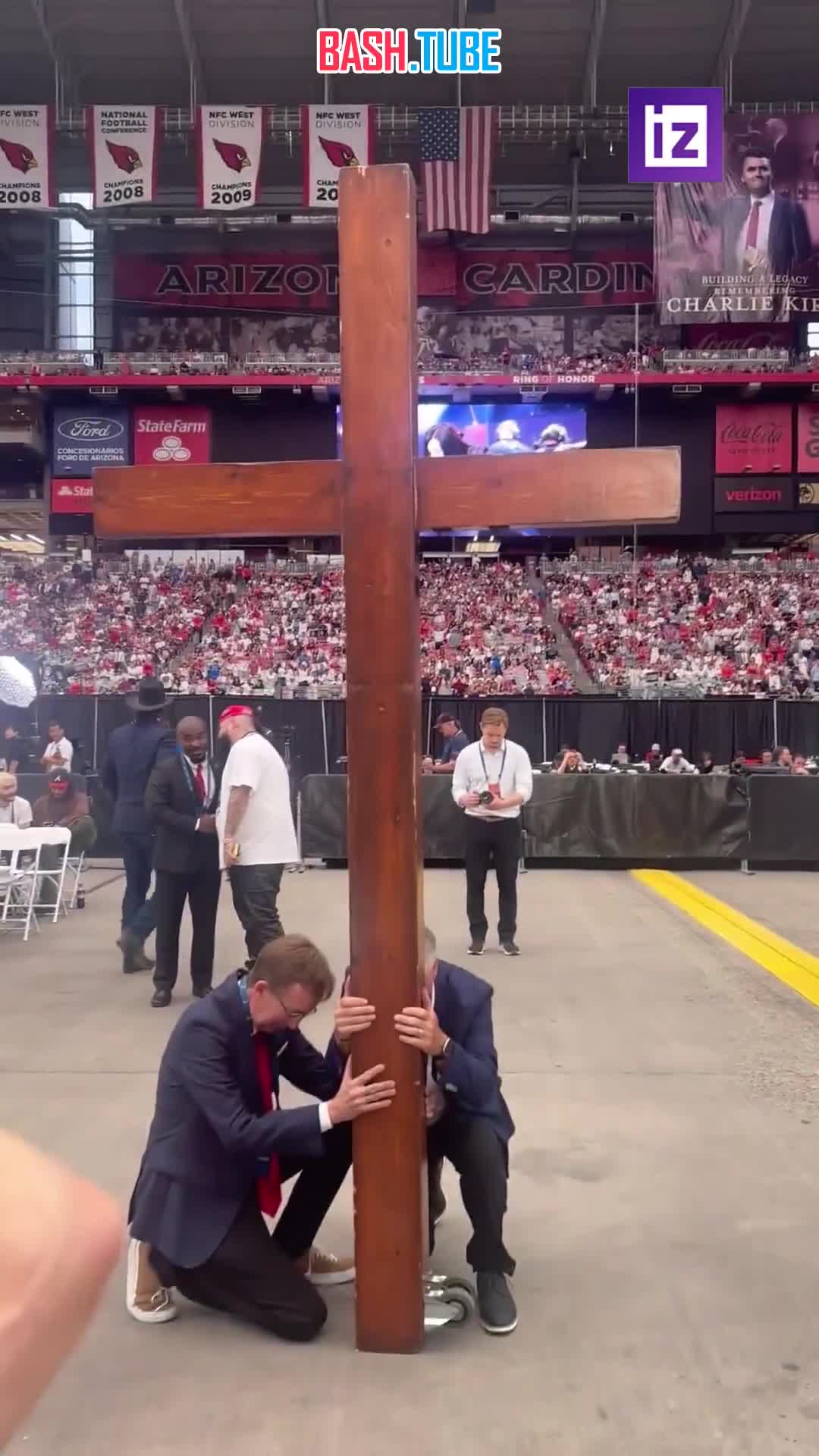  Скорбящие по убитому Чарли Кирку молятся у подножия огромного деревянного креста