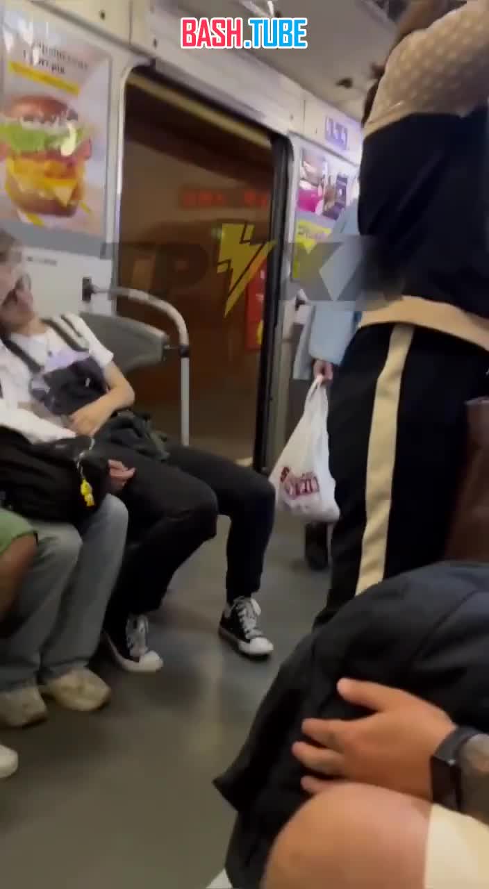  В киевском метро женщина зашла в вагон с голой грудью и начала нести околесицу