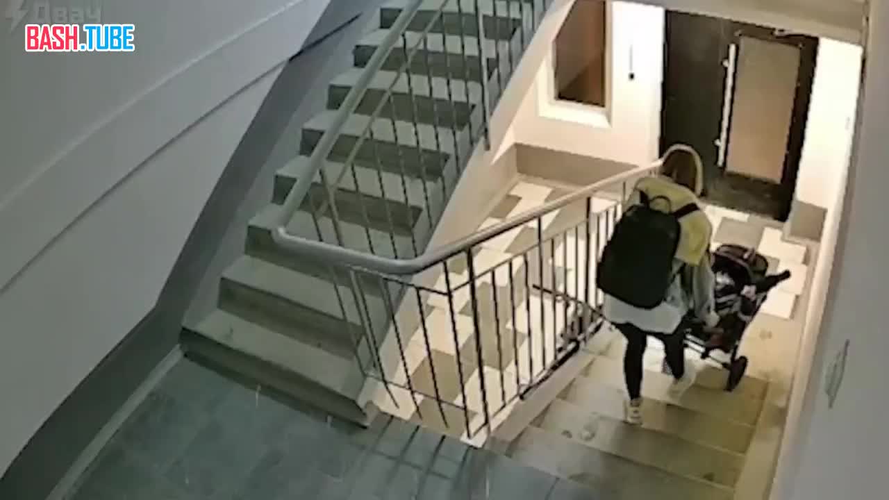  Пьяная мать использовала коляску с годовалым ребёнком в качестве тарана