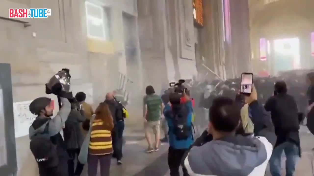  Массовые протесты в Италии: дым, драки и штурм вокзала