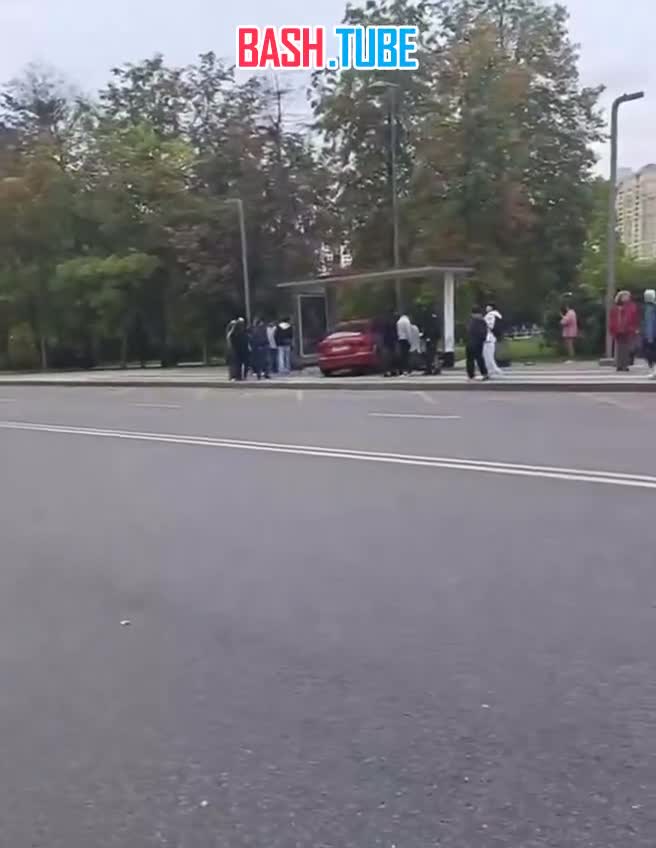  На западе Москвы легковушка влетела в автобусную остановку