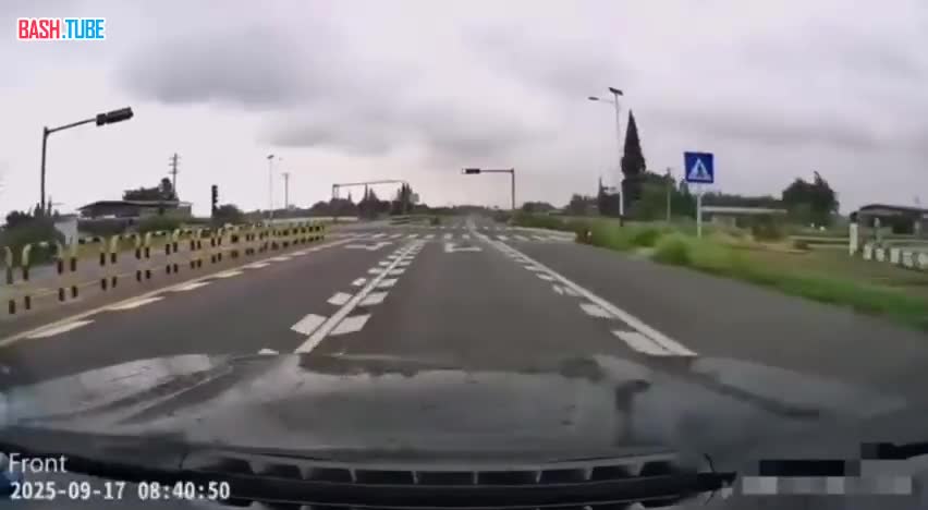  Китай, патрульный полицейский автомобиль сбил водителя мотоцикла и скрылся с места ДТП