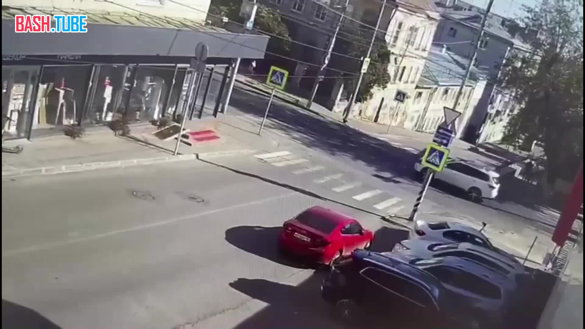  В Саратове несовершеннолетний питбайкер влетел в автомобиль в попытке уйти от погони