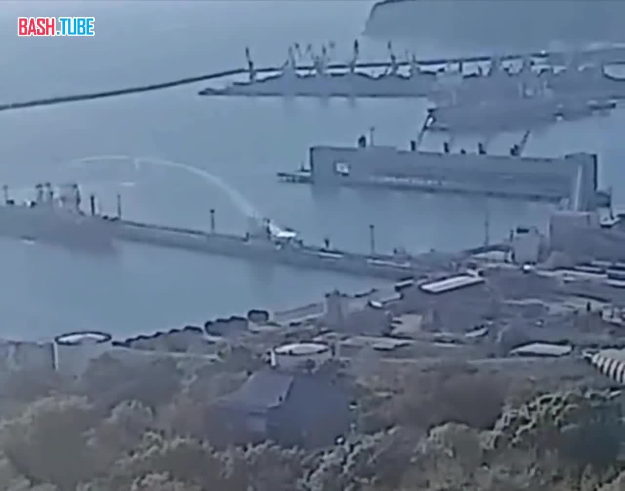  Момент удара украинского БЭК по порту Туапсе, снятый местным жителями и опубликованный украинскими каналами
