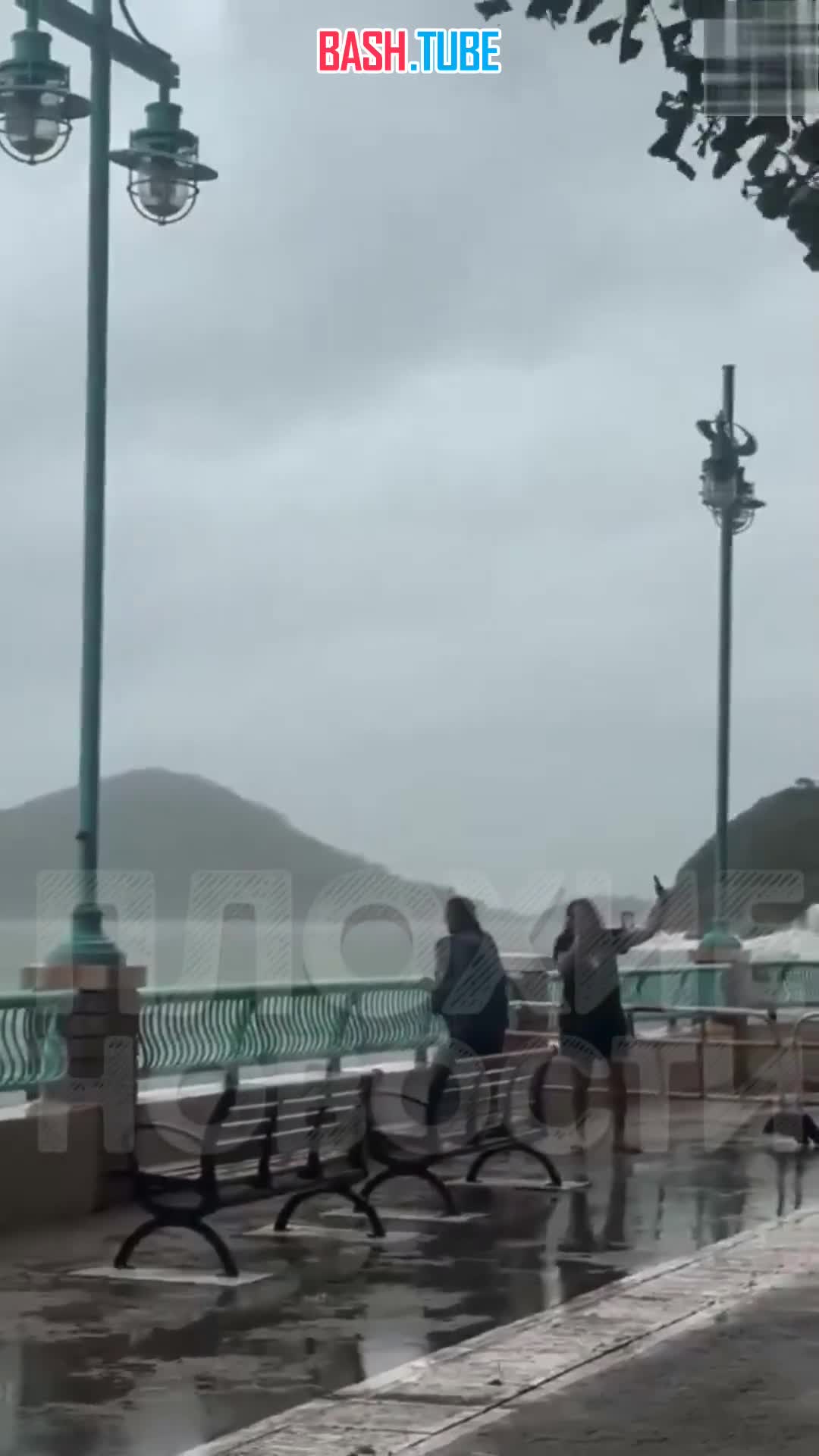  В Гонконге мощная волна обрушилась на семью, которая пренебрегла безопасностью: ребенок получил переломы и травму глаза