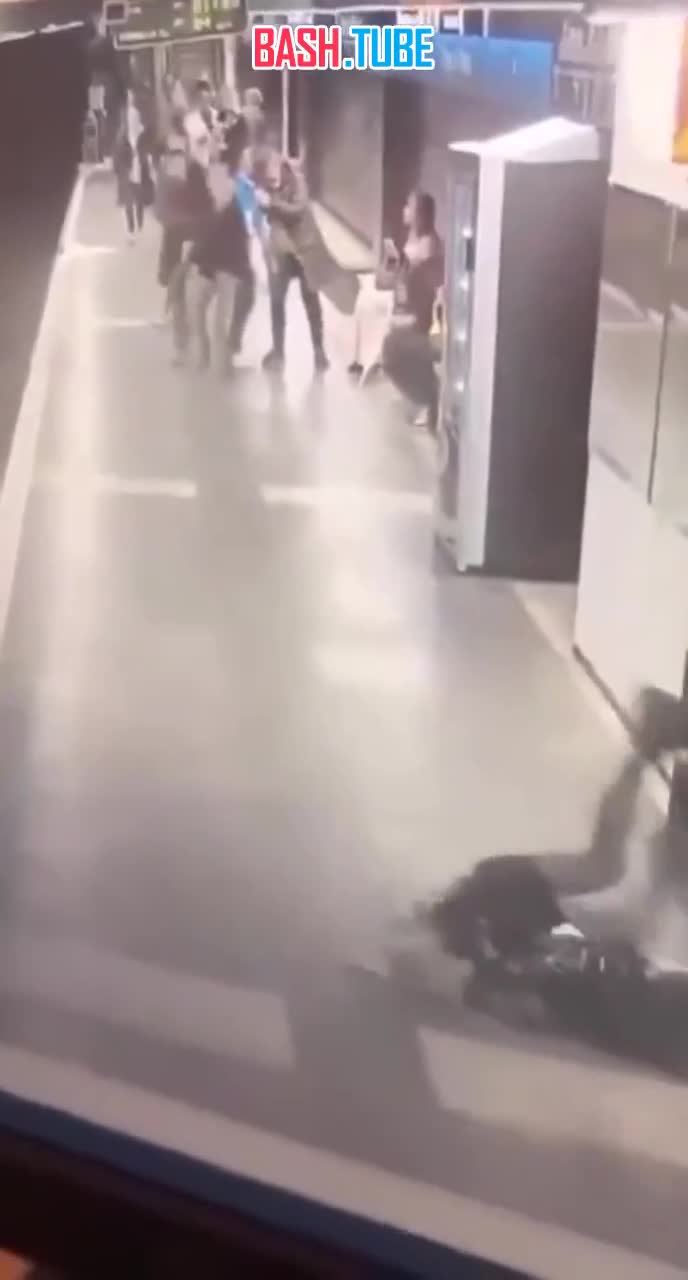  В лондонском метро мигрант из Пакистана играючи раздает «лещей» местным жителям