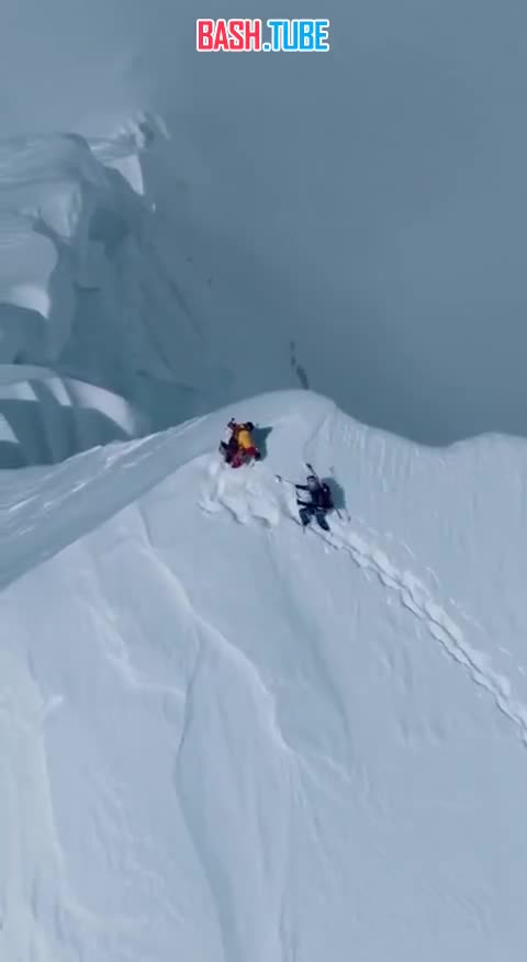  Польский альпинист спустился с Эвереста на лыжах без дополнительного кислорода