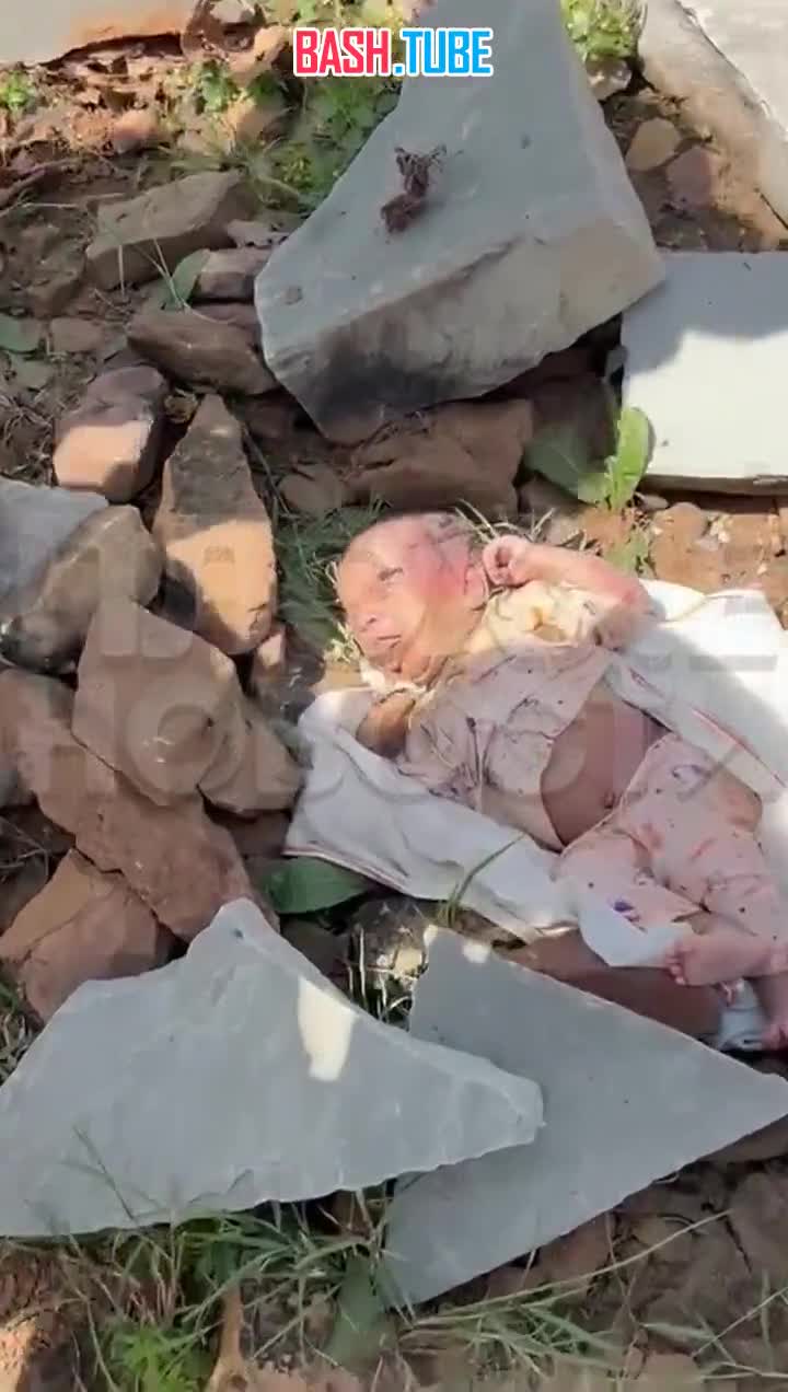  Страшные кадры из Индии: девушка запихнула камни в рот младенцу и заклеила ему рот, чтобы не кричал и быстрее задохнулся