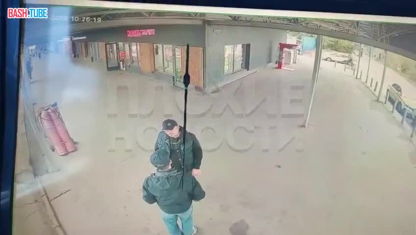  В Алтайском крае самокатчики не поделили переулок и эпично врезались друг в друга