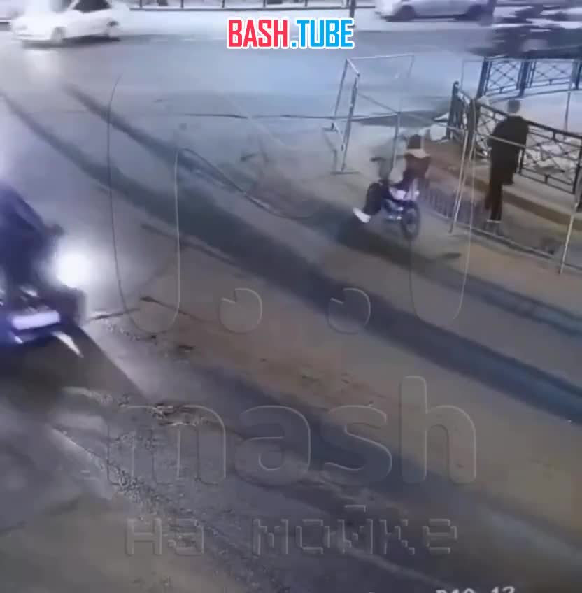  Китайский кроссовер жёстко снёс пешехода и отбросил парня на несколько метров вместе с металлическим ограждением