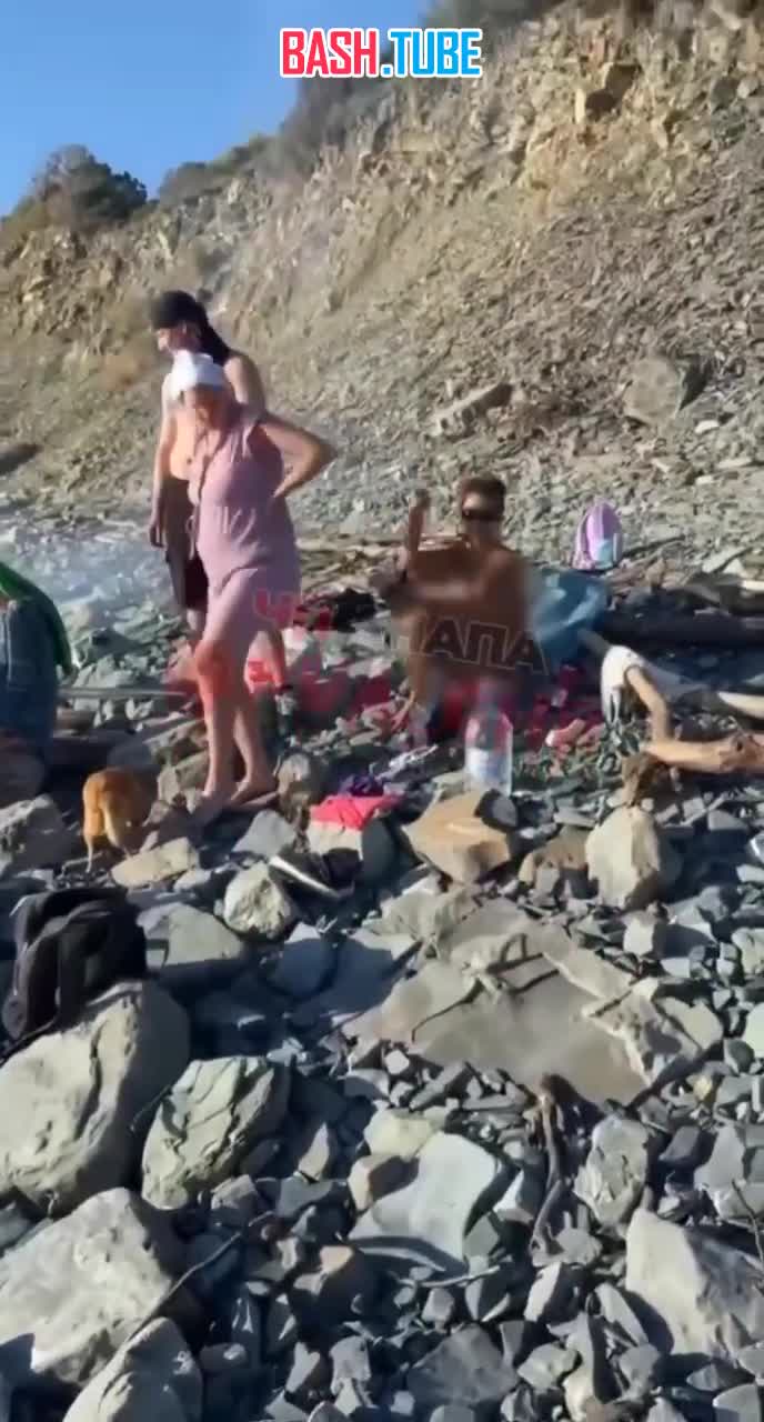  В Анапе нудисты закидали туриста камнями на пляже