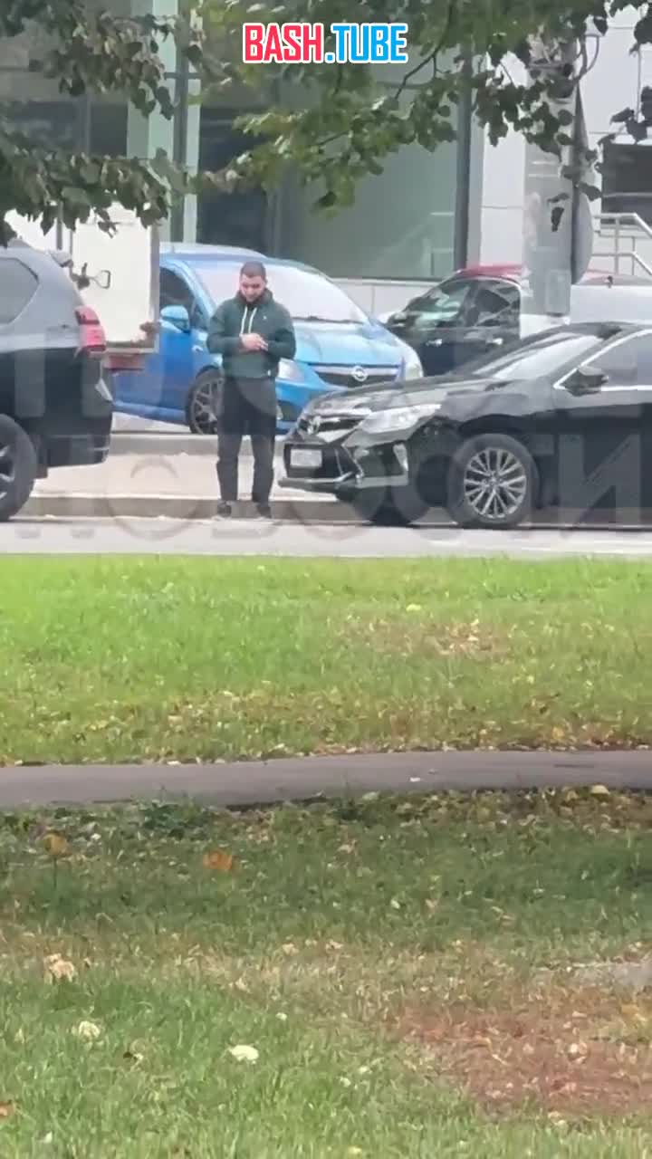  В Москве очевидцы возмутились поведению таксиста, который устроил намаз около дороги