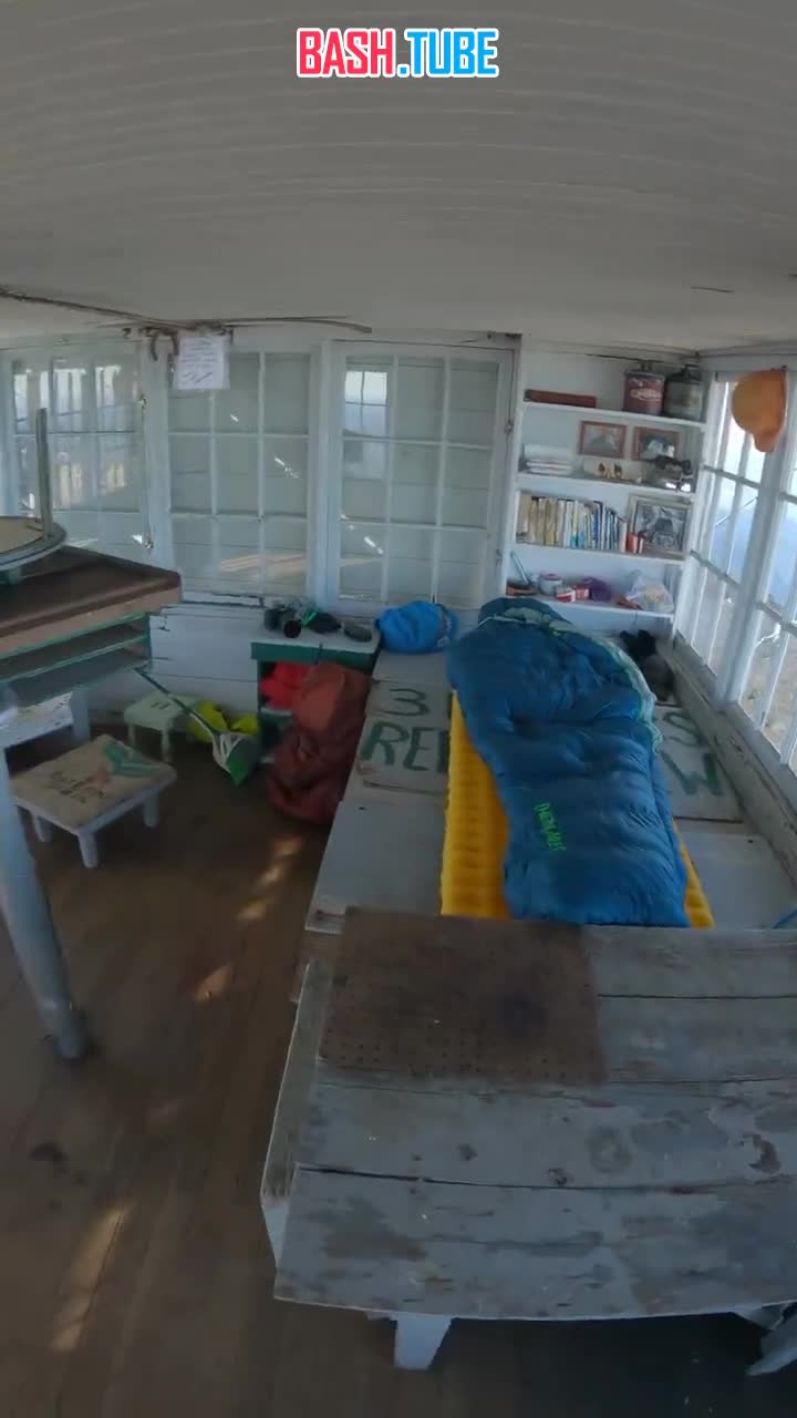  Американский скалолаз поделился кадром из уютной горной хижины-пожарного наблюдательного пункта